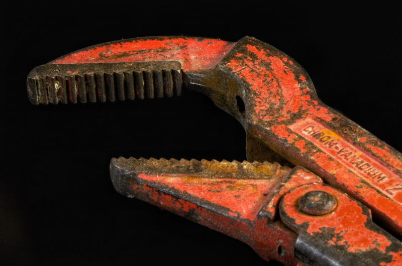 plombier-DURANUS-min_pipe-wrench-318084